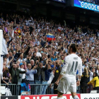 El delantero galés del Real Madrid Gareth Bale (d) celebra su gol, primero del equipo blanco frente al Manchester City-EFE/Juan Carlos Hidalgo