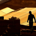 Un operario revisa los paneles solares en las instalaciones de una estación fotovoltaica. / ICAL