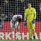 La frustración de Calero, cabizbajo, y Masip con la mirada perdida tras encajar el primer gol.-J. M. LOSTAU