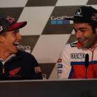 Marc Márquez bromea con el italiano Danilo Petrucci en la conferencia de prensa de hoy en Sachsenring (Alemania).-ALEJANDRO CERESUELA
