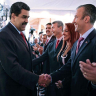 El presidente venezolado, Nicolás Maduro, saluda a su nuevo vicepresidente, Tareck El Aissami.-AFP / HO