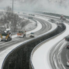 La autovía A6 a su paso por Bembibre (León), afectada por la nieve-Ical