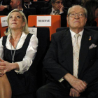 El líder del Frente Nacional, Jean-Marie Le Pen (derecha), junto a su hija Marine, en un congreso del partido.-Foto: REUTERS / STEPHANE MAHE