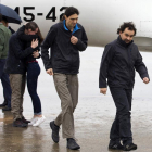 Los periodistas españoles Ángel Sastre (derecha), José Manuel López (centro) y Antonio Pampliega (abrazando a un familiar), a su llegada esta mañana a la Base Aérea de Torrejón de Ardoz, en Madrid.-EFE