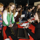 Una responsable del stand de la Universidad de León orienta a las alumnas interesadas sobre la oferta de grados.-J.M. LOSTAU