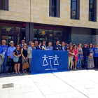 Varios abogados del turno de oficio durante la concentración a las puertas de los juzgados de Valladolid .-EUROPA PRESS
