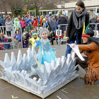 Una pequeña disfrazada de la princesa de Frozen saluda al público junto con la presentadora y su madre.-J. M. LOSTAU