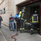 Unos bomberos introducen en la Gerencia un extractor para retirar el humo-Ical