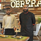 El jefe de cocina Iago Giménez y el cocinero Adrián Puerto, muestran los calamares fritos, una de las raciones para picar de su carta.-N.V.