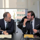 Juan Bravo, presidente de Adif,  y Óscar Puente durante la reunión celebrada en Madrid.-ICAL