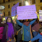 Varias mujeres exhiben carteles durante la concentración en la capital zamorana.-ICAL