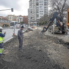 Trabajos para cubrir el hueco provocado por el reventón en la calle de San Ildefonso.-PABLO REQUEJO (PHOTOGENIC)