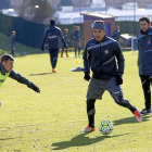 El defensa Marcelo Silva busca una línea de pase, ante la mirada del técnico Javier Baraja.-BALCAZA