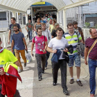 La normalidad presidió ayer el regreso de los trabajadores a sus fábricas de Renault en Valladolid y en Palencia. Fue un día de reencuentros para el grueso de la plantilla, si bien en las semanas previas también hubo actividad.  En la imagen, un grupo de -J.M. Lostau