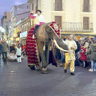 El alcalde de Medina del Campo, Guzmán Gómez (segundo por la izquierda) junto a la elefanta que le arrolló.-EL MUNDO