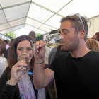 Una pareja cata un verdejo en una pasada edición de la Feria del Vino de Rueda.-JOSE C. CASTILLO