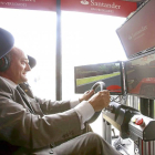 Daniel Miguel, rector de la UVA, prueba el simulador de Fórmula 1.-ICAL