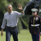 Obama saluda a los fotógrafos a su llegad a la Casa Blanca procedente de Camp David, este domingo.-Foto: AP / MANUEL BALCE CENETA