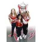 Emma Crespo, Laura Villota y Saray Vázquez posan con la copa conquistada por Castilla y León en el Campeonato de España alevín.-J.M. LOSTAU