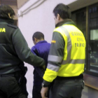Fotografía facilitada por la Guardia Civil de la detención de la expareja de la joven que el pasado jueves recibió diez puñaladas en Almazán (Soria), acusado de la agresión.-Efe