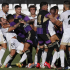 Imagen del duelo, bronco, jugado por el Real Valladolid y Burgos en 2022 en pretemporada. /EL MUNDO