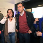 El vicesecretario nacional del PP, Fernando Martínez Maillo(2D), junto a la numero uno al congreso, Beatriz Escudero(2I), la número uno al Senado, Inés Sanz(D), y el número dos al senado, Juan Ramón Represa (I), en un acto electoral del PP en El Espinar-Ical
