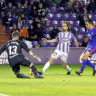 Míchel intenta rematar en el partido frente al Oviedo.-J. M. LOSTAU