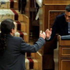 Pablo Iglesias saluda a Pedro Sánchez durante el debate de investidura del día 7.-EFE / EMILIO NARANJO