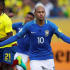 El delantero de Brasil, Neymar, celebra su gol de penalti ante Ecuador en la fase de clasificación para el Mundial 2018.-GUILLERMO GRANJA / REUTERS