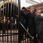 El exministro de Justicia, Alberto Ruiz-Gallardón llevó el féretro a la salida del funeral mientras los asistentes entonaban el 'Cara al sol'.-Jorge Zapata