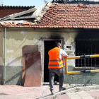 Una vivienda de planta baja ha quedado prácticamente calcinada tras ser afectada por un incendio en la calle Valle de Arán de Valladolid capital-Ical