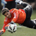 Iker Casillas, durante un entrenamiento del Madrid.-AP / PAUL SANCYA