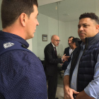 Ronaldo habla con Rescalvo, con Ferrero al fondo en el medio y, a su izquierda con barba, Espinar.-IDV