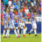 Míchel, Guitián, Lichnovsky y Álex López abandonan cabizbajos el terreno de juego.-ARABA PRESS