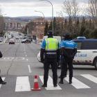 Despliegue de efectivos policiales en el barrio de la zona sur de Ávila capital donde se han producido 2 tiroteos.-ICAL