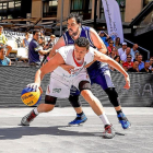Sergio de la Fuente protege el balón ayer en el duelo con Andorra.-FIBA