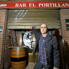Javi Capellán echa el cierre al mítico  bar ‘El Portillano’.-J.M. LOSTAU