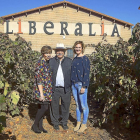 Juan Antonio Fernández entre su hija Patricia (i) y Cristina, administrativa de la bodega,-Mariam Deneiva