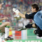 Robbie Keane, frente a Casillas en el partido que enfrentó a Irlanda con España en el Mundial de Corea del 2002.-AP / GREG BAKER