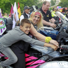 Una familia celebra el Día de la Moto en la Playa de las Moreras, este domingo, en Valladolid.-J. M. Lostau