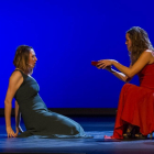 Alba Frechilla (izda) y María Negro rinden su particular homenaje al dramaturgo vallisoletano en el bicentenario de su nacimiento.-PABLO TORIBIO