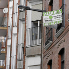 Cartel de alquiler de pisos en la calle Ferrocarril (Valladolid)-J.M.Lostau