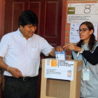 Evo Morales emitiendo su voto en las elecciones primarias de Bolivia.-EFE EPA ABI