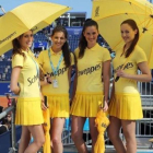 Cuatro azafatas con el vestuario de verano en el Godó.-EL PERIÓDICO