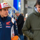 Marc y Àlex Márquez, nuevo equipo Repsol Honda, paseando por el ’paddock’ de Cheste (Valencia).-AFP / JOSE JORDAN