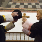 La catedrática Myriam Cortés Diéguez toma posesión como nueva rectora de la Universidad Pontificia de Salamanca. En la imagen junto al antiguo rector, Angel Galindo.-ICAL