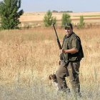 Imagen de archivo de un cazador saliendo al campo el día de la media veda.-E.M.