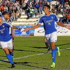 El delantero gaditano Chris Ramos, a la derecha, celebra un gol.-ROMÁN RÍOS / DIARIO DE CÁDIZ