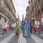 Los infantes Isabel y Alfonso juntos de la mano a su llegada a Medina del Campo por la calle Simón Ruiz en la recreación histórica.-Pablo Requejo