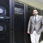 Santiago Cuesta, director general del ICCRAM, en la sala donde se encuentra el centro de supercomputación que facilitará la tarea del proyecto.-RAÚL OCHOA